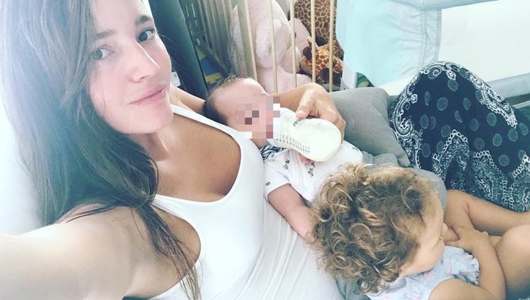 Malena Costa con su hija Matilda mientras da el biberón a su hijo Mario