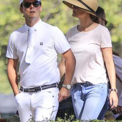 Sergio Álvarez y Nina Ulenberg disfrutando del concurso de hípica del Club de Campo Villa