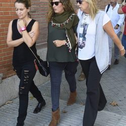 Estrella Morente apoya a Mariola Orellana durante su visita a Antonio Carmona en el hospital