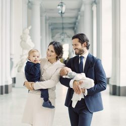 Primer posado familiar de Carlos Felipe de Suecia y Sofia Hellqvist con sus hijos Alejandro y Gabriel