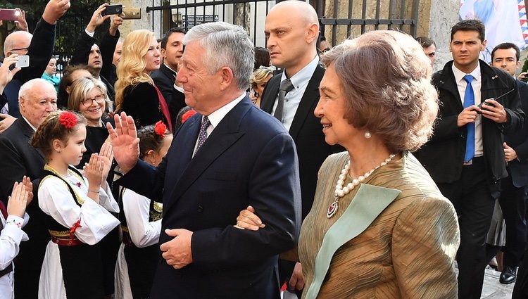 Alejandro de Serbia y la Reina Sofía en la boda de Felipe de Serbia y Danica Marinkovic