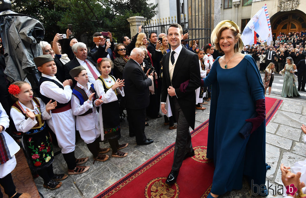 Felipe de Serbia con su madre María da Gloria de Orleáns-Braganza en su boda con Danica Marinkovic