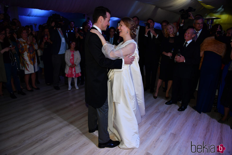 Felipe de Serbia y Danica Marinkovic bailando en su boda