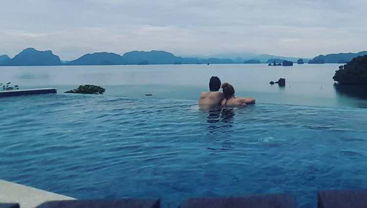 Marta Hazas y Javier Veiga dándose un chapuzón en una piscina infinita en Tailandia