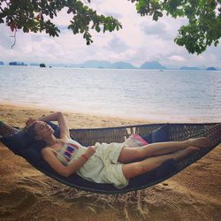 Marta Hazas disfrutando de una siesta en una hamaca en la playa de Tailandia