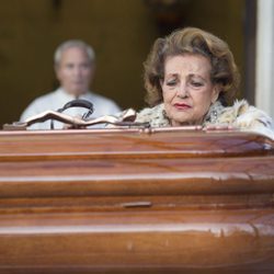 Carmen Sevilla ante el féretro de Augusto Algueró