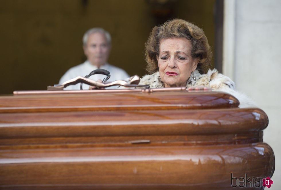 Carmen Sevilla ante el féretro de Augusto Algueró