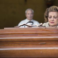 Carmen Sevilla ante el féretro de Augusto Algueró