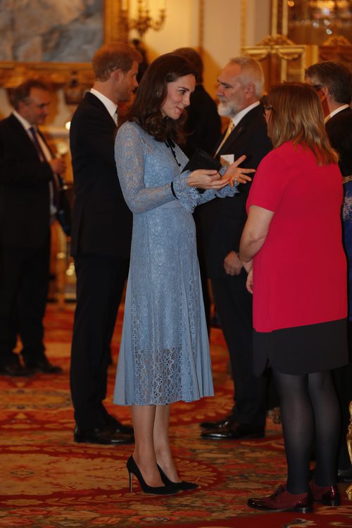 Kate Middleton presume de embarazo en su reaparición en el Día Mundial de la Salud Mental