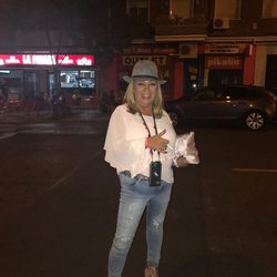 Carmen Borrego con look urbano y fumando en una noche de amigos