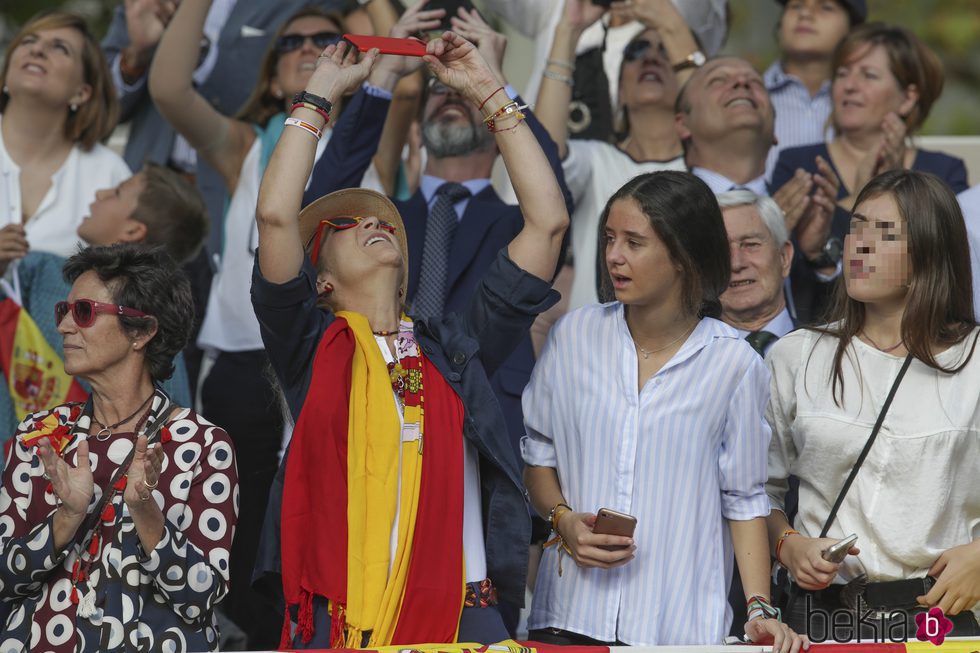 La Infanta Elena hace fotos junto a Victoria de Marichalar en el Día de la Hispanidad 2017