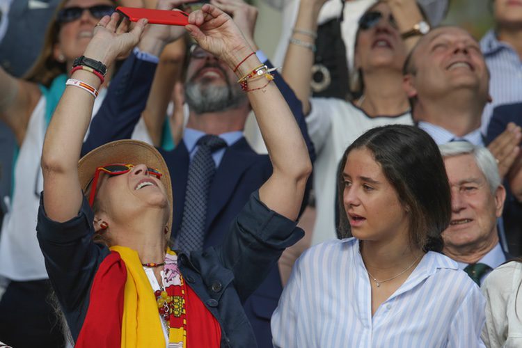 La Infanta Elena hace fotos junto a Victoria de Marichalar en el Día de la Hispanidad 2017