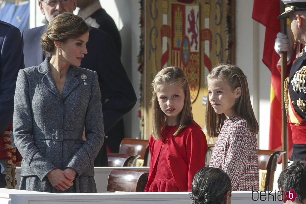 La Reina Letizia habla con la Princesa Leonor y la Infanta Sofía en el Día de la Hispanidad 2017