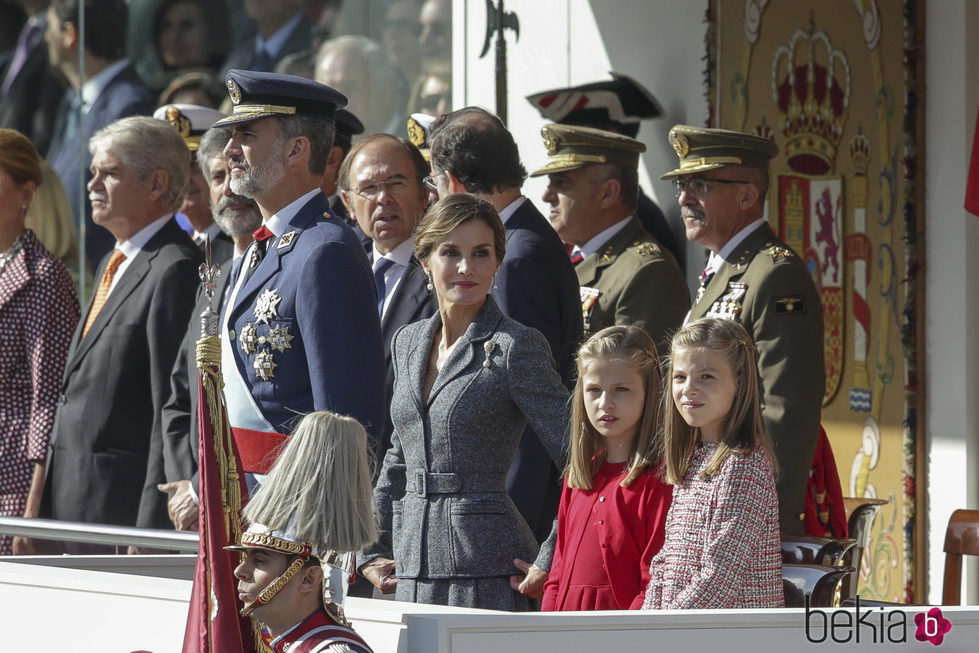 Los Reyes Felipe y Letizia y sus hijas Leonor y Sofía en el Día de la Hispanidad 2017