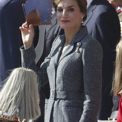 La Reina Letizia se quita el sol con un abanico en el Día de la Hispanidad 2017