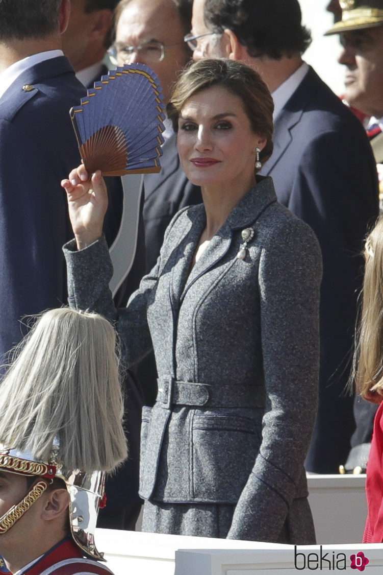 La Reina Letizia se quita el sol con un abanico en el Día de la Hispanidad 2017