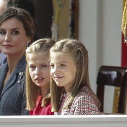 La Princesa Leonor y la Infanta Sofía, muy contentas junto a la Reina Letizia en el Día de la Hispanidad 2017