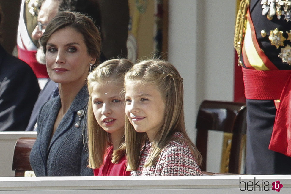 La Princesa Leonor y la Infanta Sofía, muy contentas junto a la Reina Letizia en el Día de la Hispanidad 2017