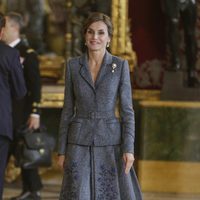 La Reina Letizia, con el broche de la falsa perla Peregrina, en la recepción del Día de la Hispanidad 2017