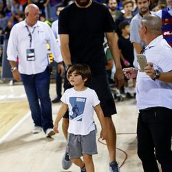 Gerard Piqué y su hijo Milan en un partido de baloncesto del Barça