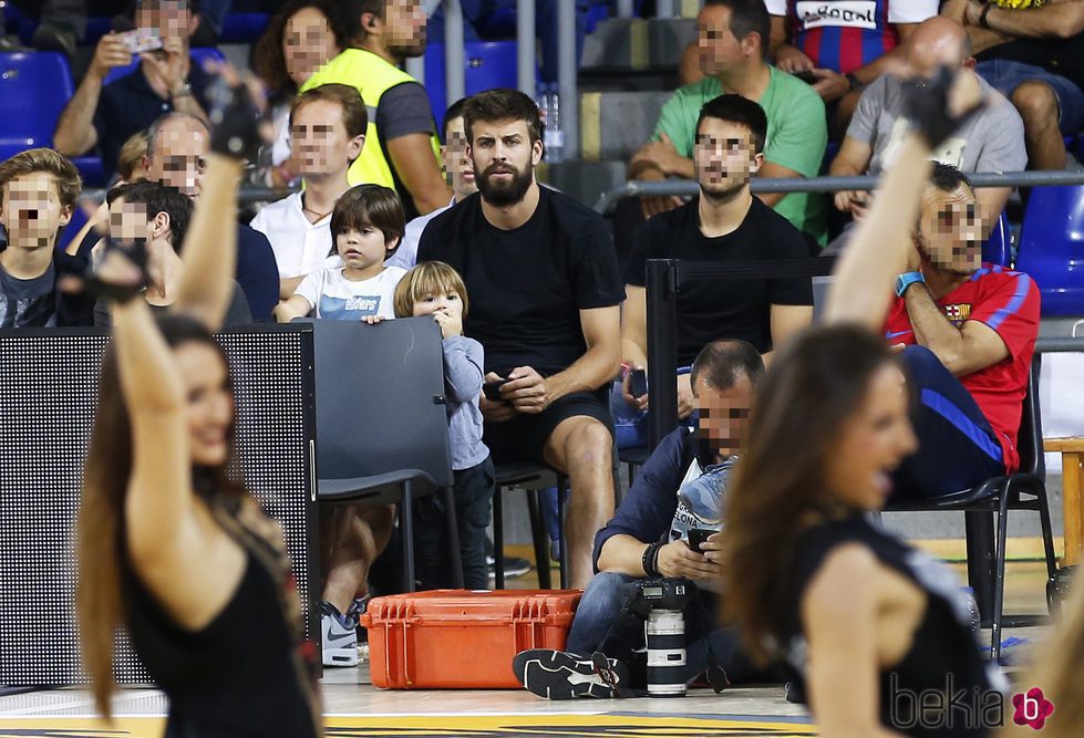 Gerard Piqué con sus hijos Milan y Sasha viendo un partido de baloncesto de la Euroliga