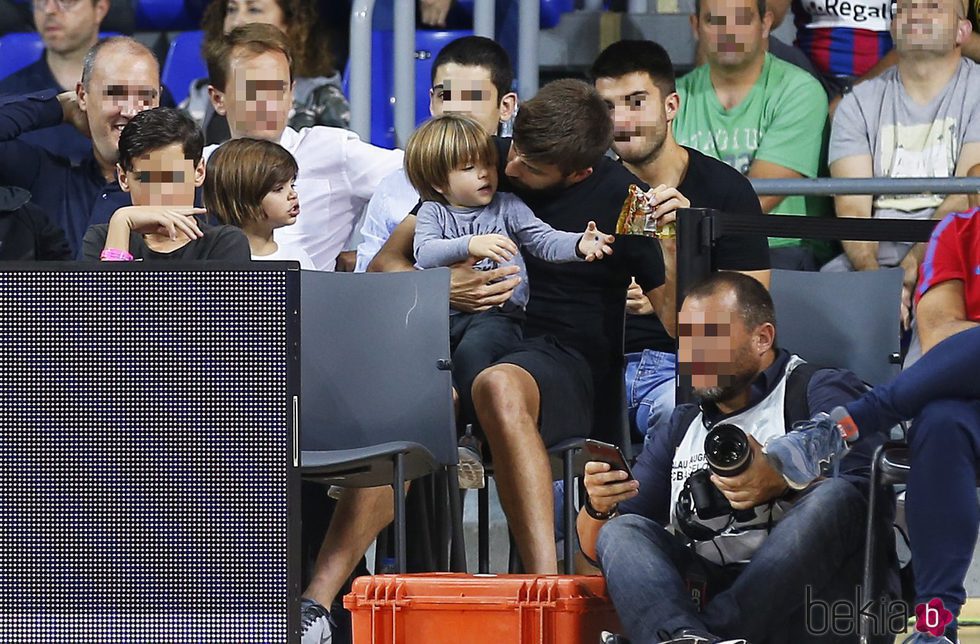 Gerard Piqué, muy cariñoso con sus hijos Milan y Sasha en un partido de baloncesto del Barça