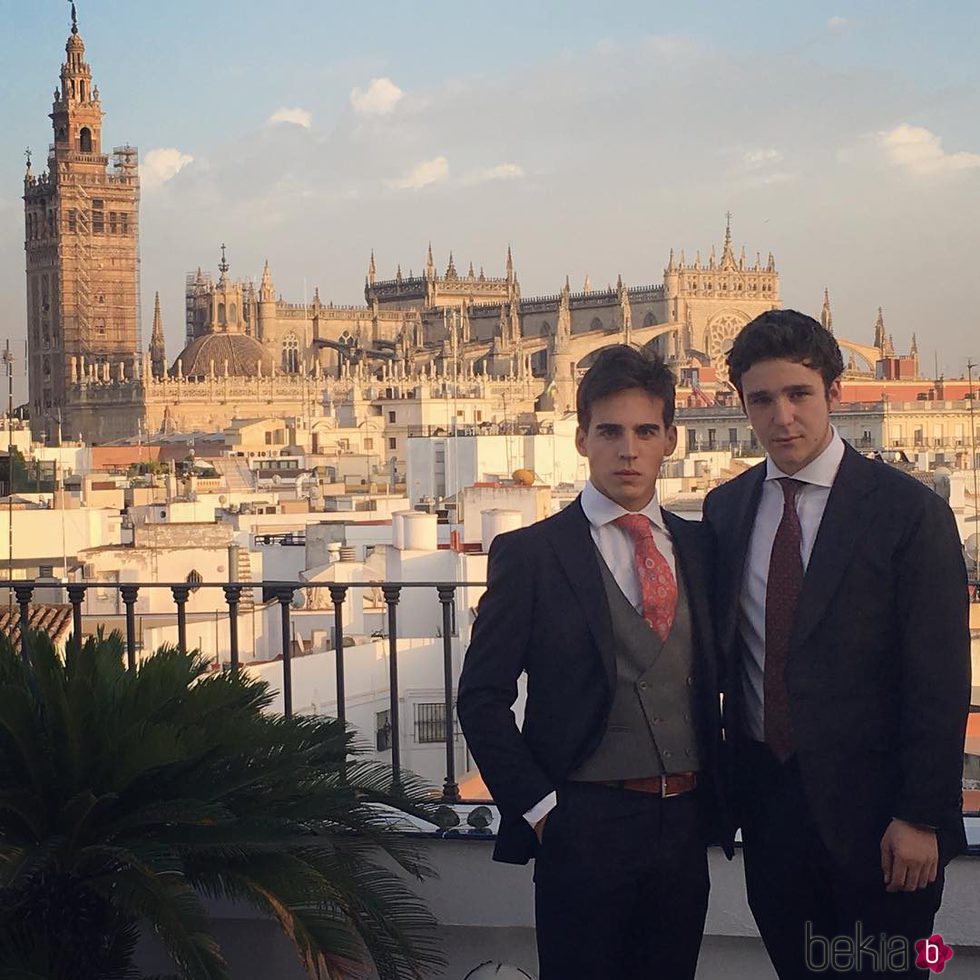 Froilán y Gonzalo Caballero vestidos en boda en Sevilla