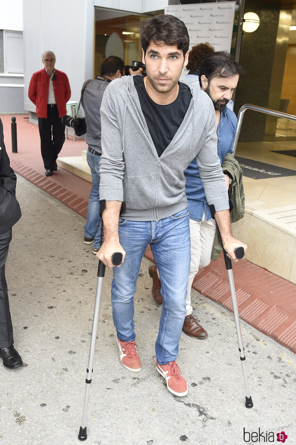 Cayetano Rivera saliendo del hospital de Zaragoza