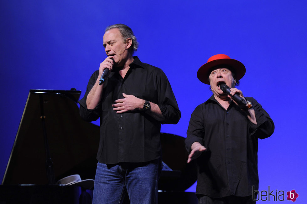 Bertín Osborne y Arévalo, cantando en uno de sus espectáculos