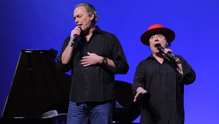 Bertín Osborne y Arévalo, cantando en uno de sus espectáculos