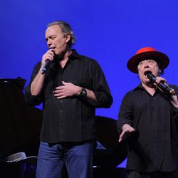 Bertín Osborne y Arévalo, cantando en uno de sus espectáculos