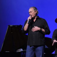 Bertín Osborne y Arévalo, cantando en uno de sus espectáculos