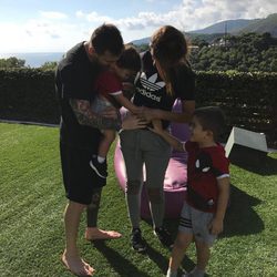 Leo Messi y Antonella Roccuzzo posan con sus hijos Thiago y Mateo para anunciar que esperan un tercer hijo