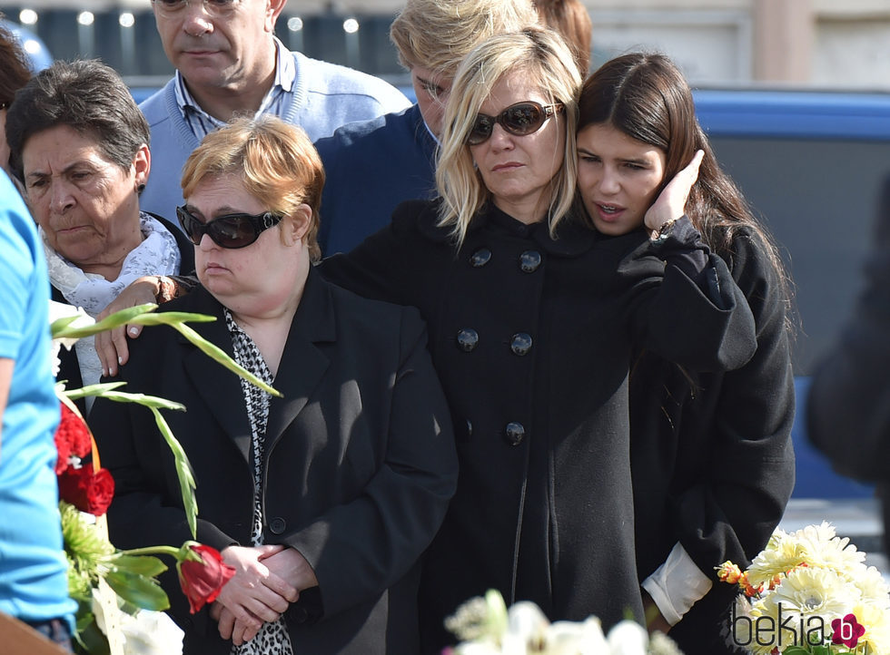 Eugenia Martínez de Irujo y su hija Cayetana Rivera muy tristes tras la muerte de la Duquesa de Alba