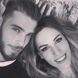 Edurne y David De Gea posando en un selfie en blanco y negro