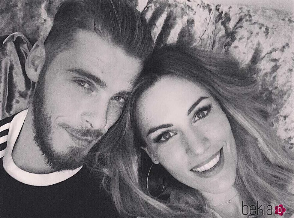 Edurne y David De Gea posando en un selfie en blanco y negro