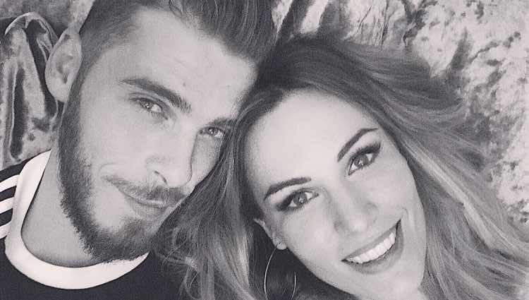 Edurne y David De Gea posando en un selfie en blanco y negro