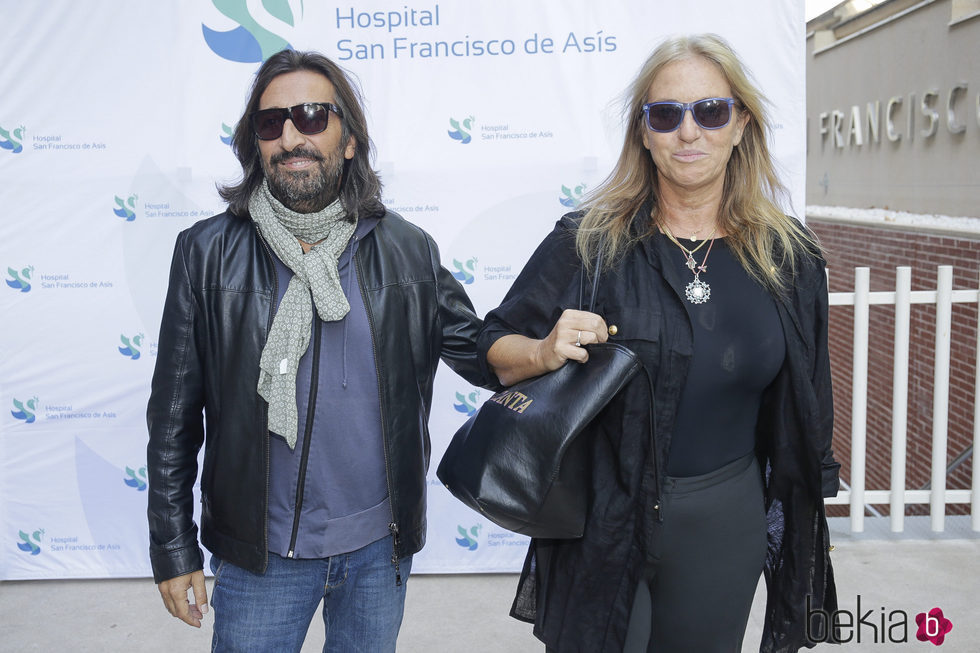 Antonio Carmona saliendo del hospital junto a Mariola Orellana