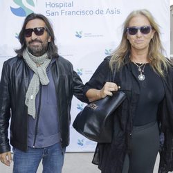 Antonio Carmona saliendo del hospital junto a Mariola Orellana