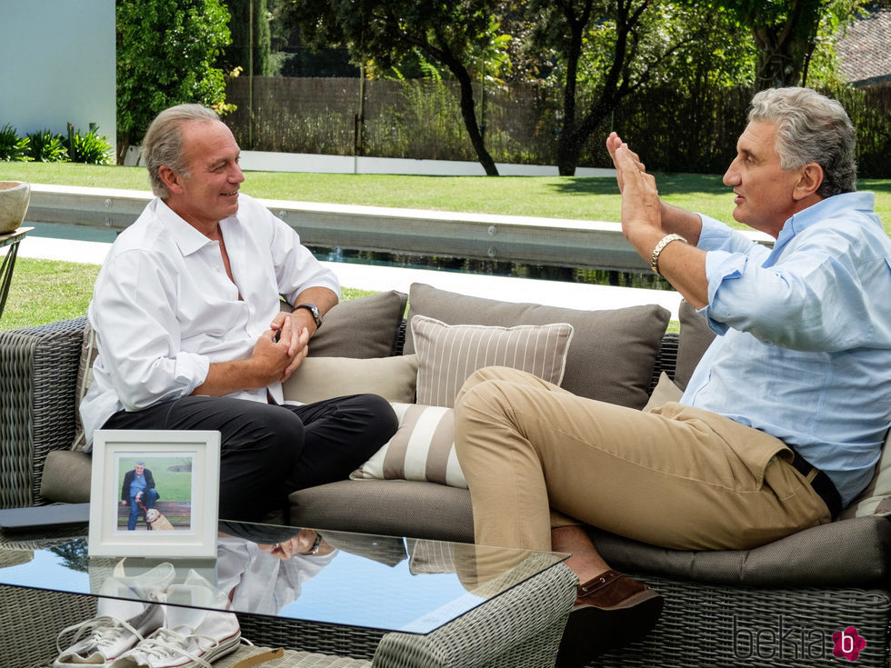 Bertín Orborne haciendo una entrevista a Fernando Romay en 'Mi casa es la tuya'