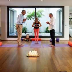 Fernando Romay, Bertín Osborne y Ana Obregón haciendo deporte en 'Mi casa es la tuya'