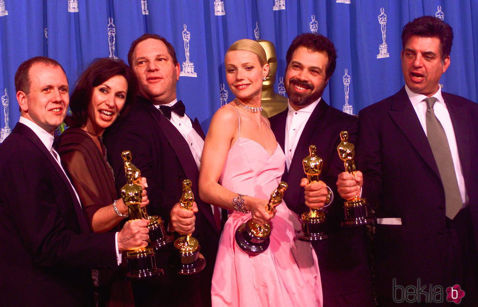 Harvey Weinstein y Gwyneth Paltrow con su Premio Oscar