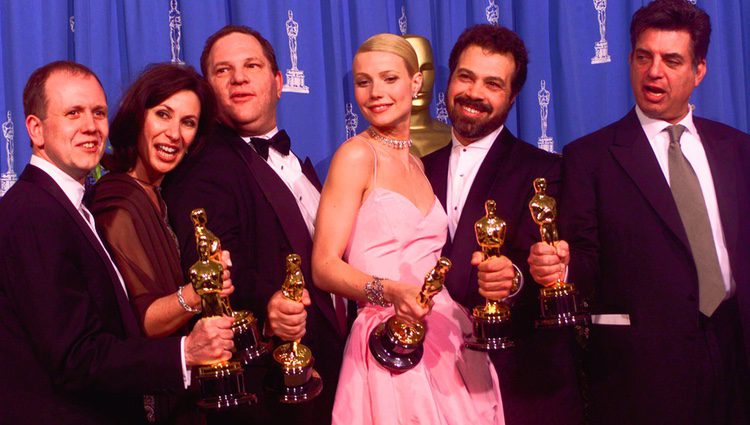 Harvey Weinstein y Gwyneth Paltrow con su Premio Oscar