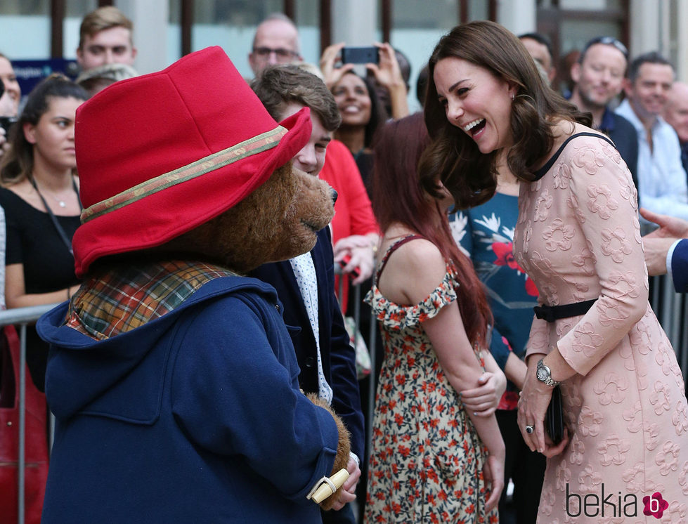 Kate Middleton ríe divertida junto al oso Paddington