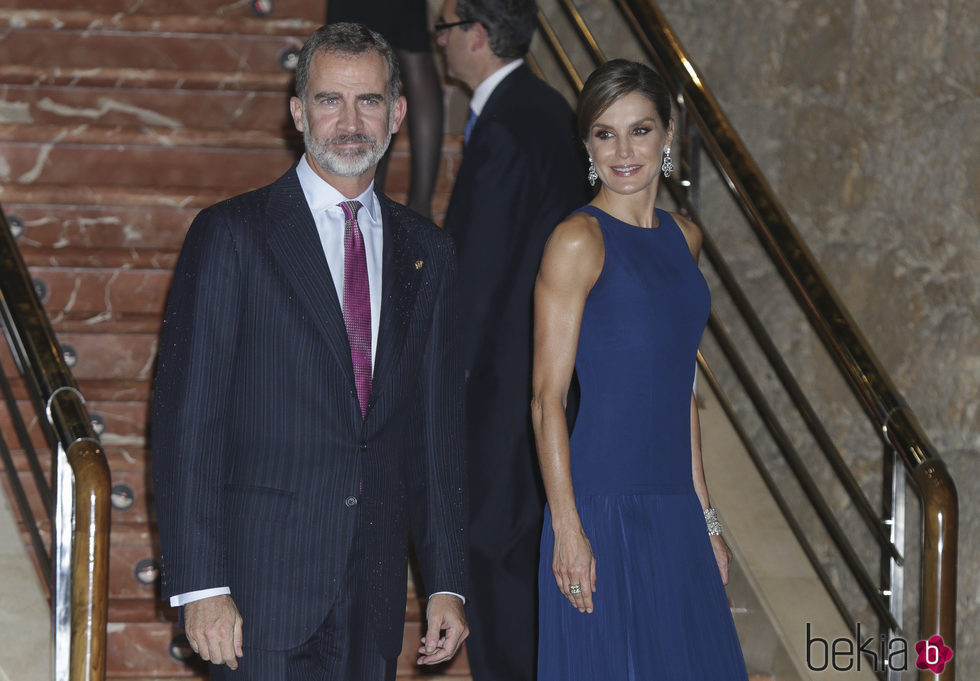 Los Reyes Felipe y Letizia, muy felices en el concierto Premios Princesa de Asturias 2017