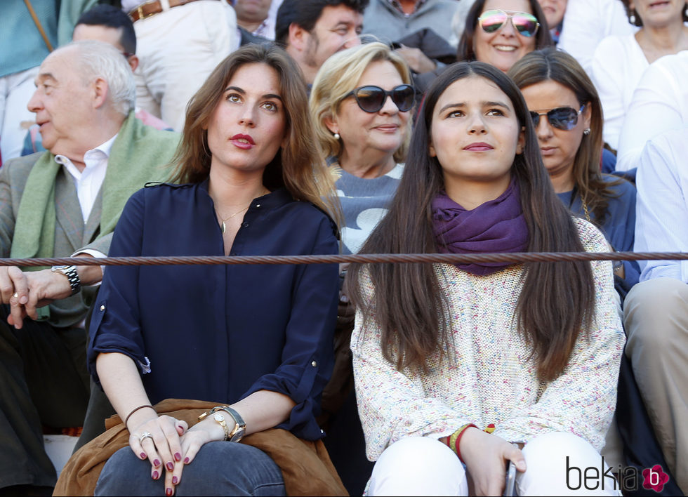 Cayetana Rivera con Lourdes Montes en una corrida de toros