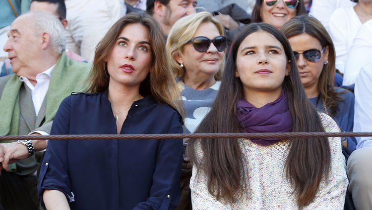 Cayetana Rivera con Lourdes Montes en una corrida de toros