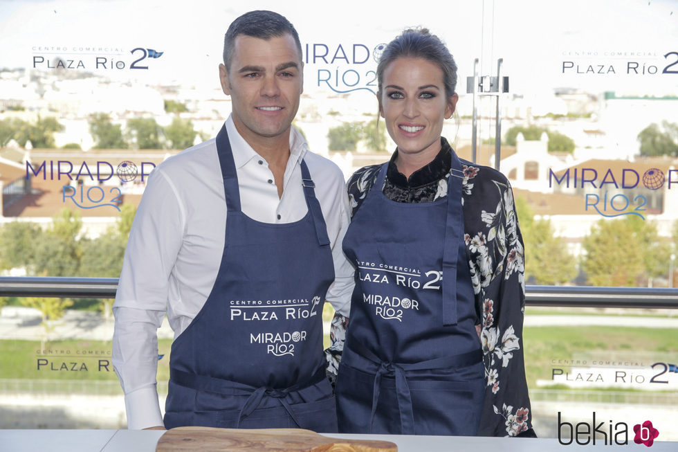 Fonsi Nieto y Marta Castro, muy felices en una inauguración en Madrid