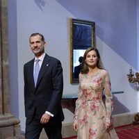 Los Reyes Felipe y Letizia se reúnen con los premiados en los Premios Princesa de Asturias 2017