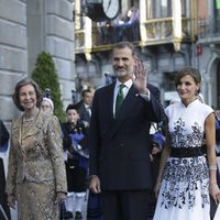 Los Reyes Felipe y Letizia y la Reina Sofía en los Premios Princesa de Asturias 2017